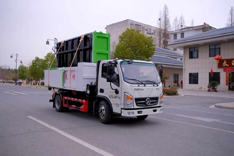 大運藍牌勾臂垃圾車