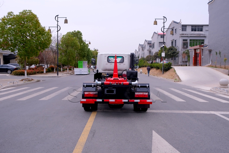 勾臂垃圾車